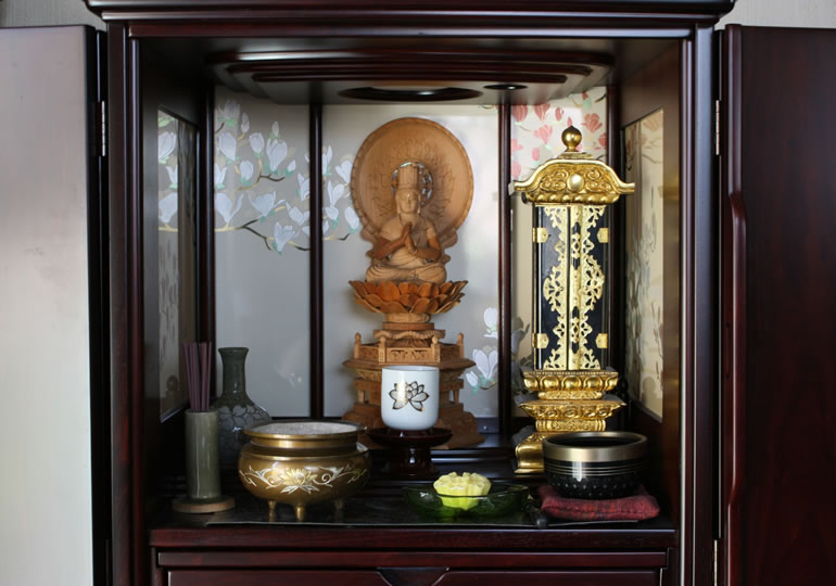 タンスの上に置かれた小型の仏壇
