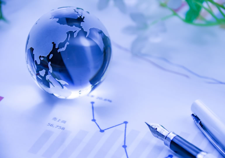 地球儀でリサイクルのイメージ画像