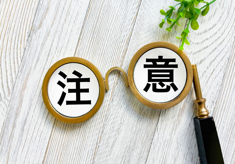 散骨業者の注意点を説明する女性