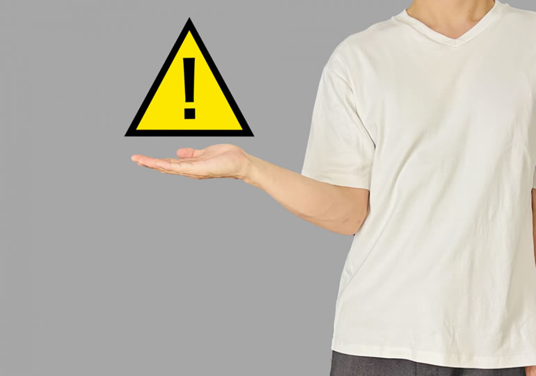 契約内容のチェックを教える男性