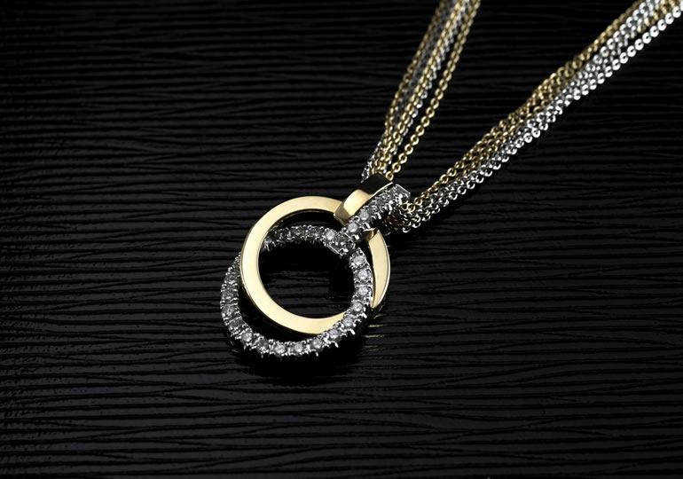 遺骨ダイヤモンドて作られたペンダント