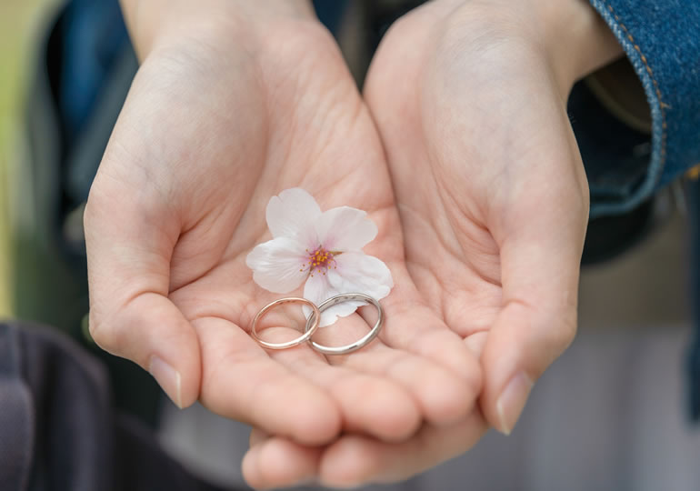 遺骨ダイヤモンドで作ったペアリングを手のひらで包み込む女性の手