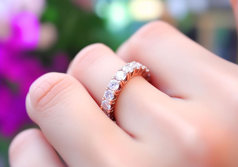 髪の毛ダイヤモンドを象徴するダイヤの指輪