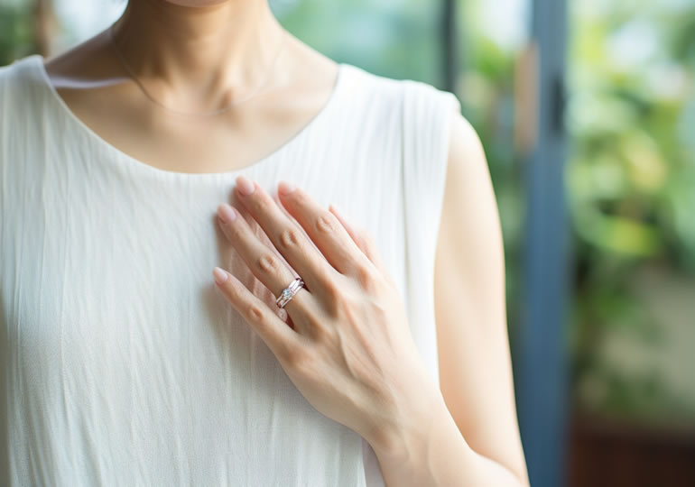 遺骨ダイヤモンドを持っている高齢女性