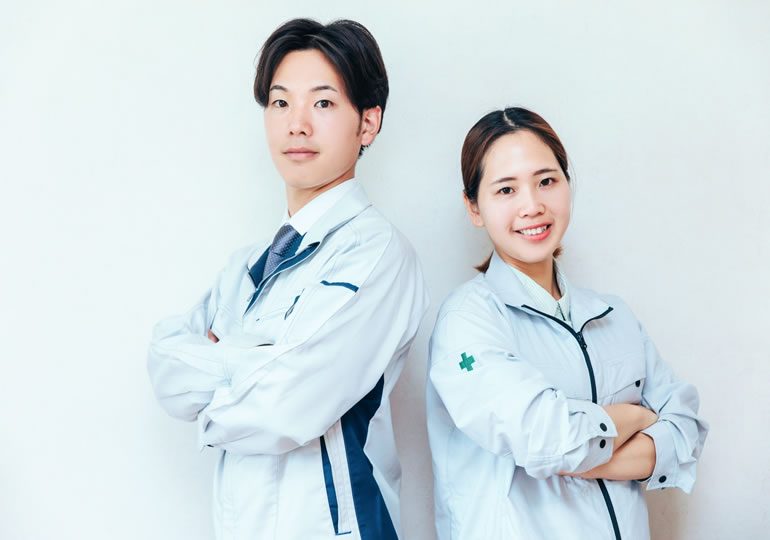 腕を組んで笑顔の散骨業オフィス一凛の男女のスタッフ