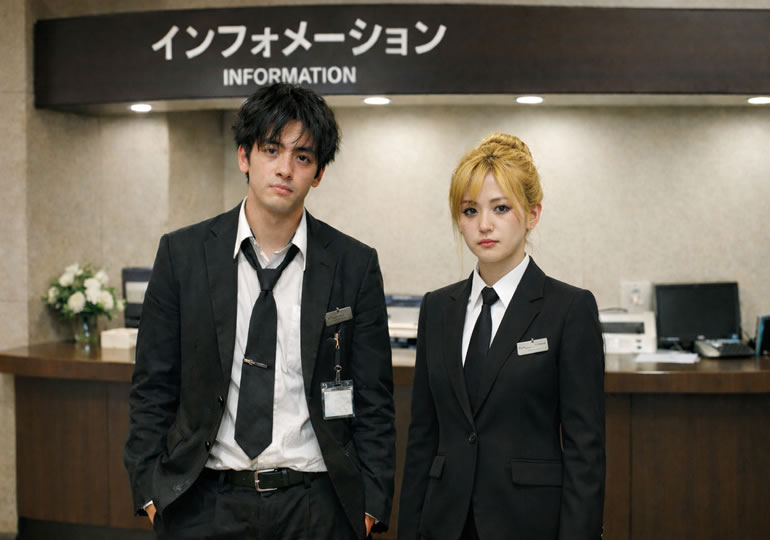 金髪のセレモニースタッフ