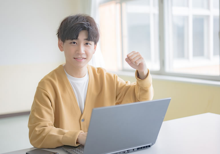 パソコンを操作するz世代の男性