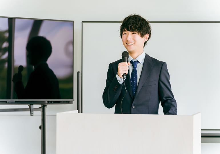 死後ビジネス終活セミナーで司会をする若い男性