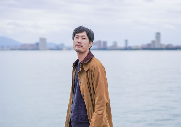 親の遺骨を散骨した海を見に来た40代の男性