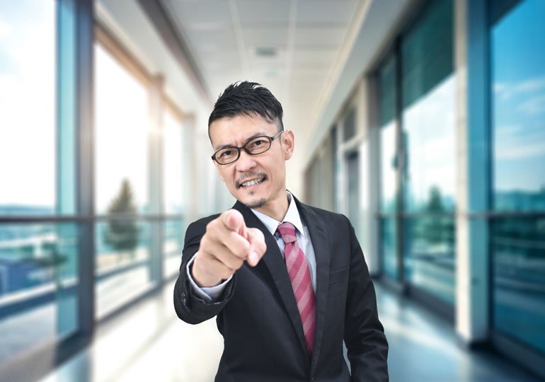 スピリチュアル的な占い師の矛盾を指摘する男性