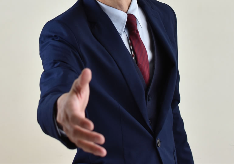 遺骨の納骨先に悩む人に手を差し伸べる男性