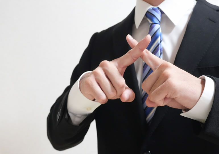 不透明な散骨業者のリスクを説明する男性