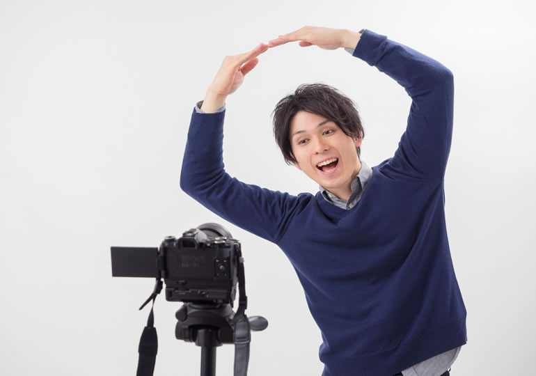 動画配信で有名になりたい若者