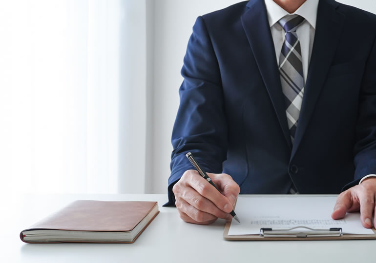 分骨の説明をする行政書士