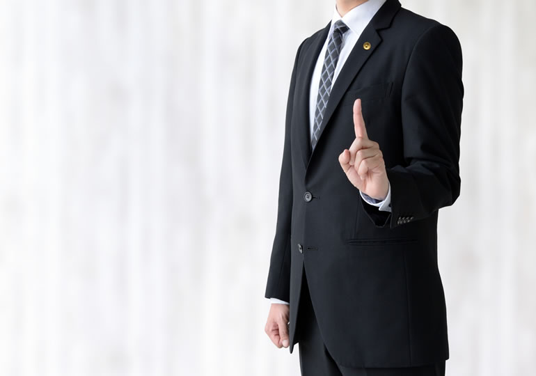 散骨の合法性を説明する男性弁護士