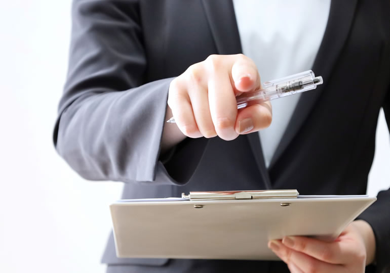 葬儀費用を指摘する国の職員