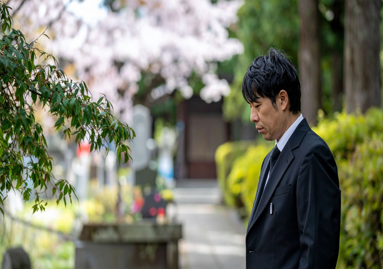 墓参りに疑問を抱く男性