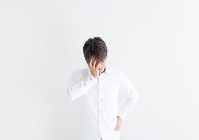 遺骨を見つけて悩む男性