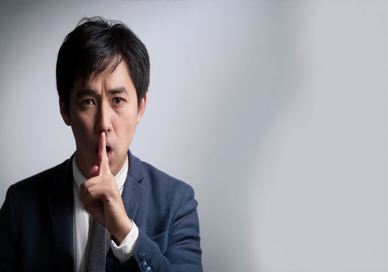 海洋散骨について沈黙する行政を象徴する男性