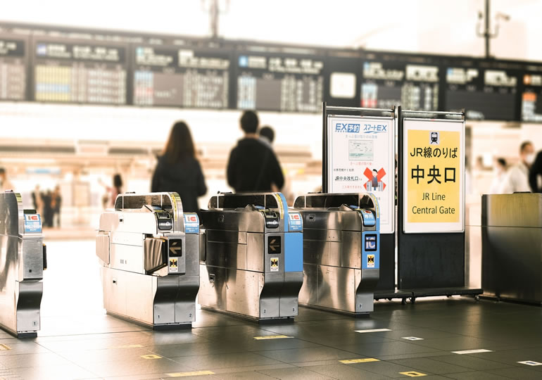 ビル型納骨堂最寄り駅の改札口