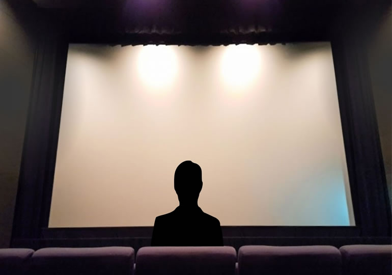 水平線の映画を見る男性
