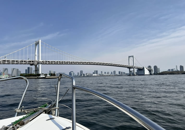 海洋散骨の為に横浜港を出港した船