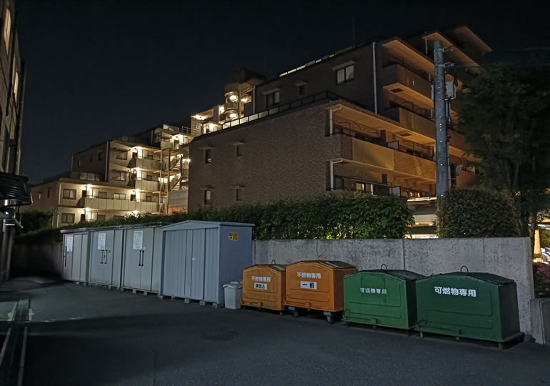 骨壺が捨てられていたマンションのゴミ捨て場