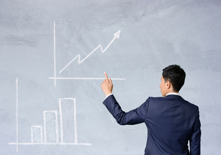 増加する無縁遺骨の説明をする男性