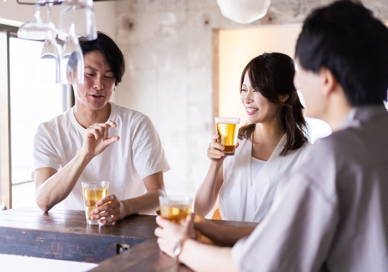 デスカフェで会話する様子