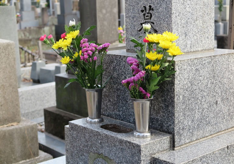 墓参りでキレイになった墓石