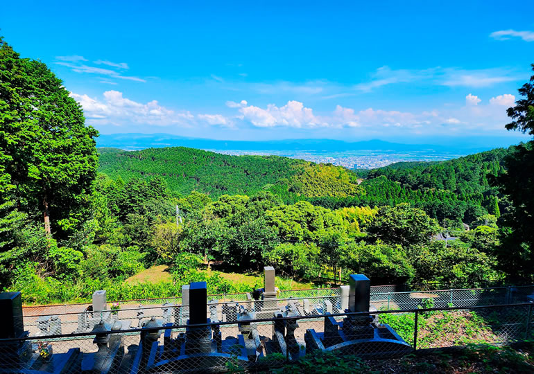 田舎の山奥にあるお墓
