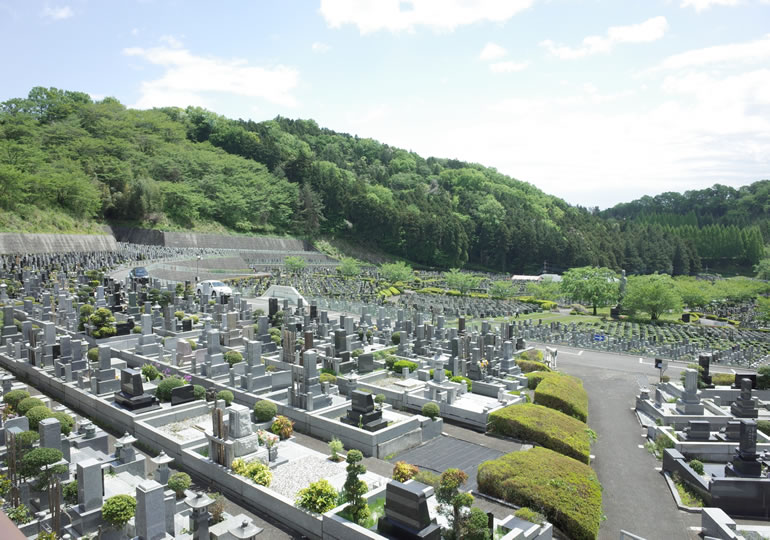山を切り開いて作られた民営墓地