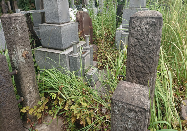 管理されていない墓