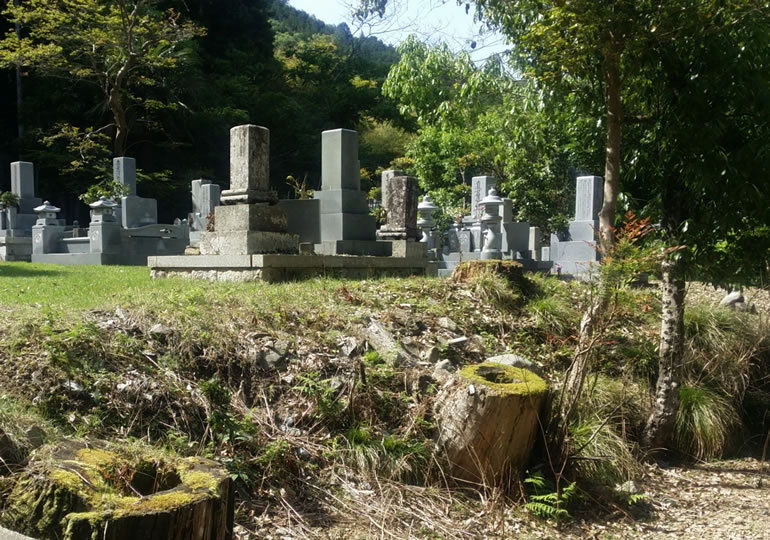 田舎の山奥にある墓