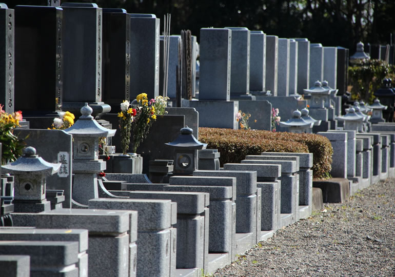 一般的な霊園に並ぶお墓