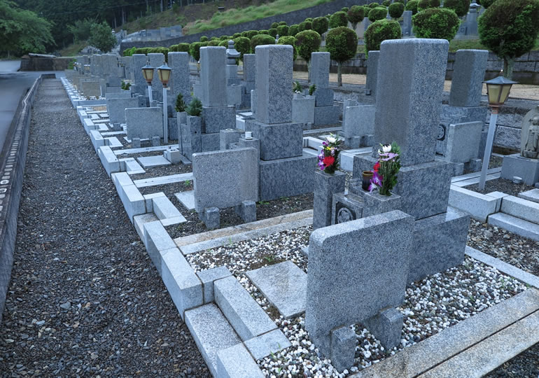 一般的な霊園に並んだ墓石