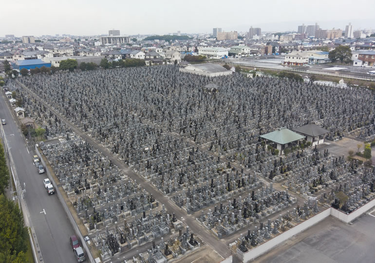 都市部の大きな霊園を空から見た様子