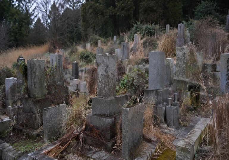 荒れ果て放置されたお墓