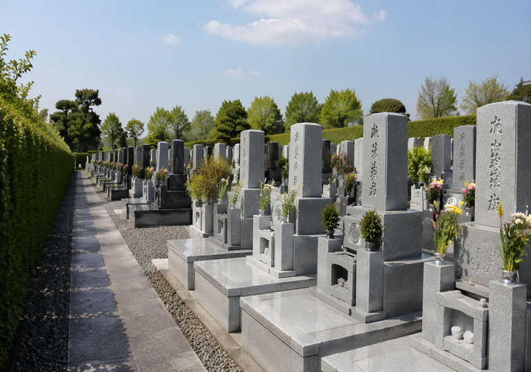 霊園に並んでいるお墓
