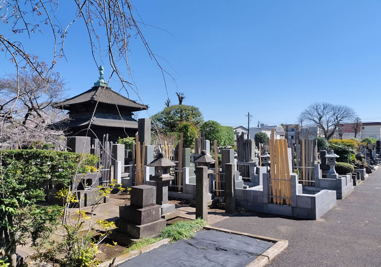 本堂があるお寺のお墓のイメージ画像