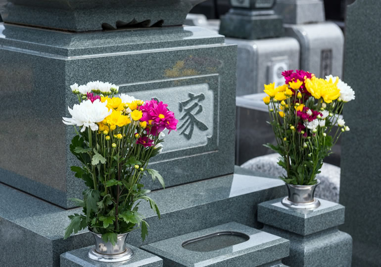 菊の花がお供えされているお墓