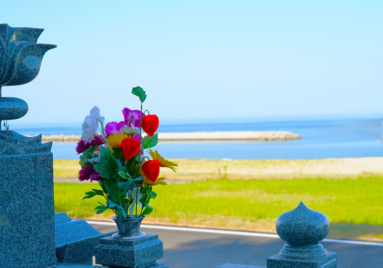 海辺にあるお墓