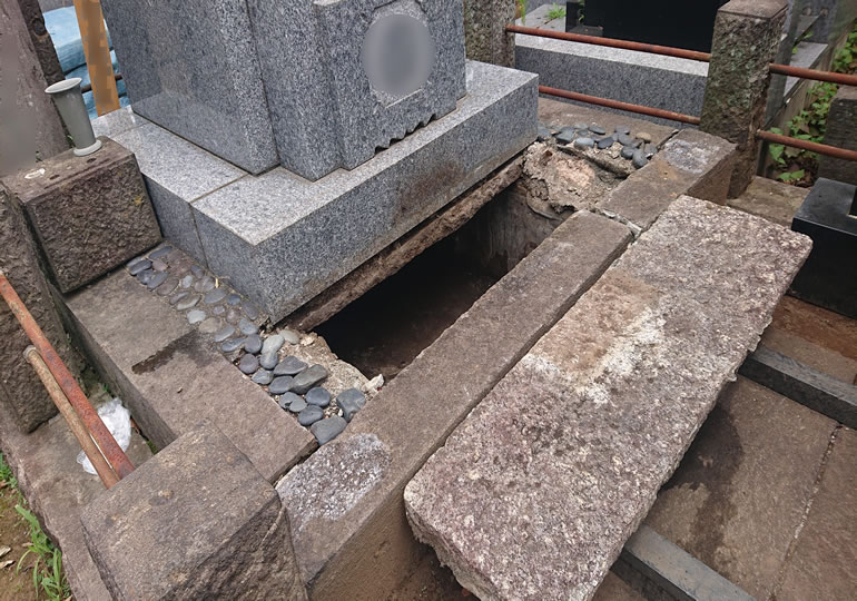 墓じまいの為にカロートを開けて骨壺を取り出した後のお墓