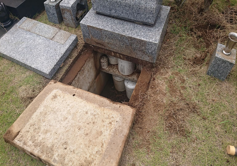 墓じまいの為に遺骨を取り出す散骨業者
