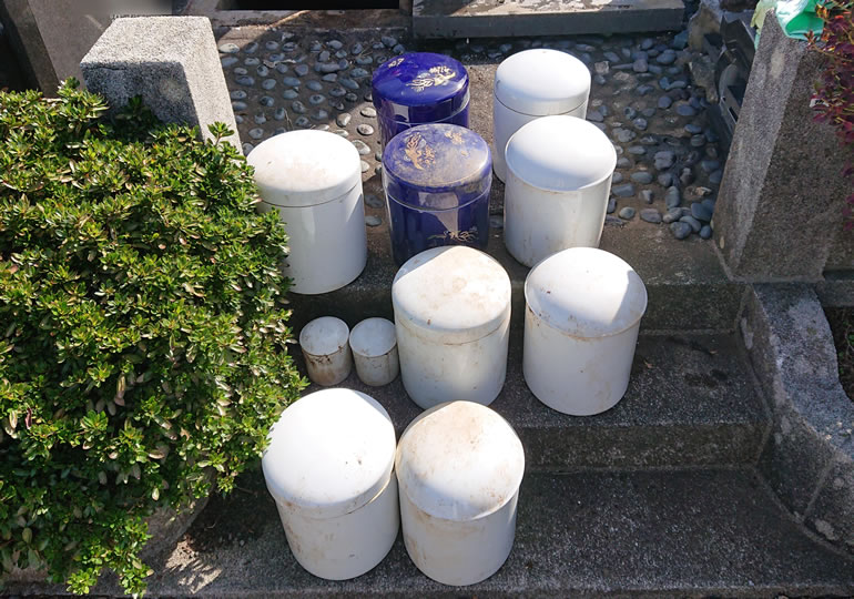 墓じまいで取り出された11個の骨壺