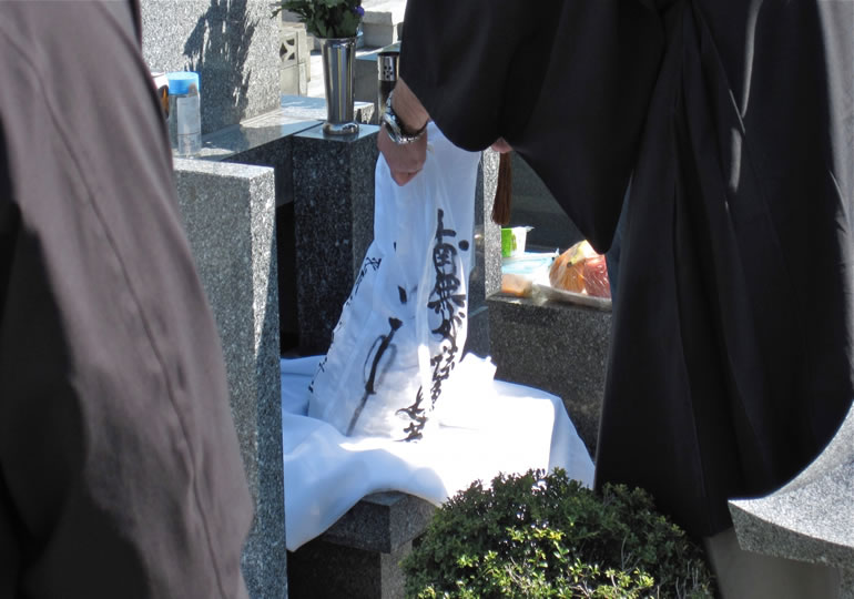 土葬の遺骨を改葬先のお墓に納骨している住職