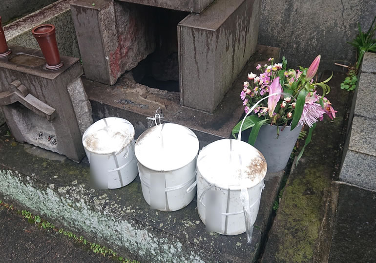 お墓から取り出した骨壺