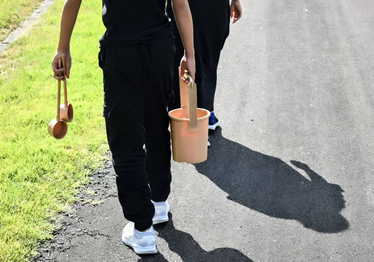 ジーンズ姿で墓参りに行く若い男性