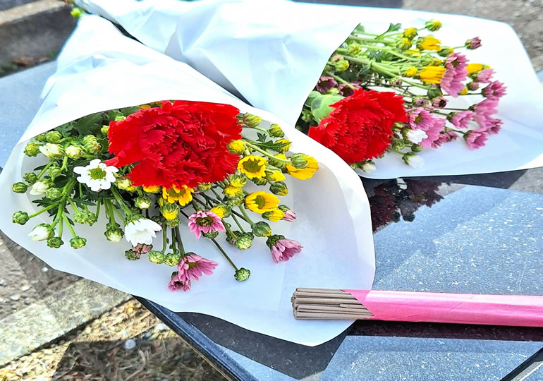 墓参りに必要な仏花と線香