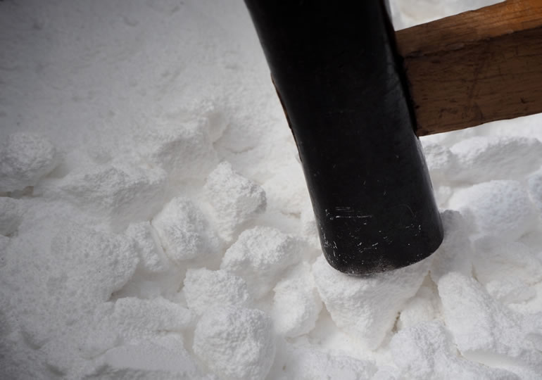 ハンマーで遺骨を粉砕している画像